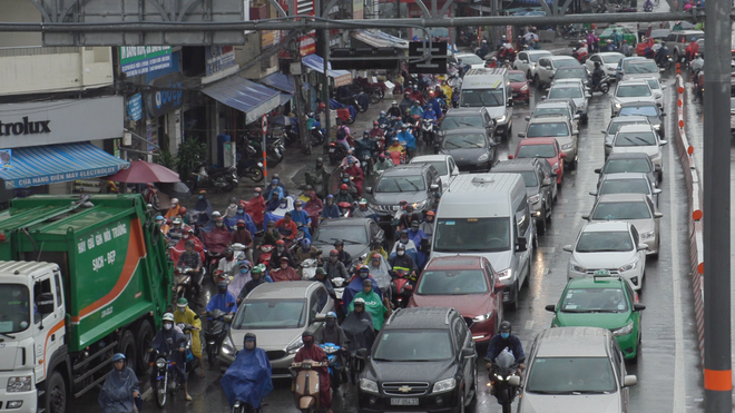 [Video] Cơn mưa đầu tuần khiến người Sài Gòn chật vật  - Ảnh 2.