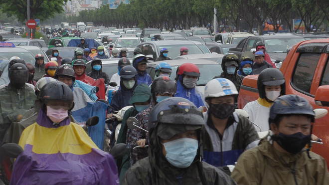 [Video] Cơn mưa đầu tuần khiến người Sài Gòn chật vật  - Ảnh 4.