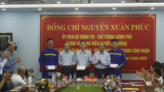Thủ tướng Nguyễn Xuân Phúc tặng quà công nhân mỏ than Hà Lầm - Ảnh 2.