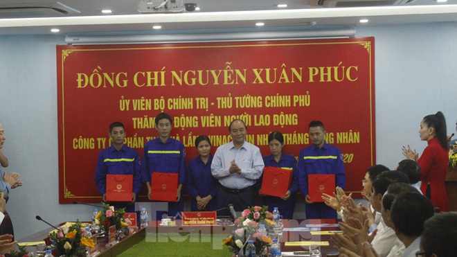 Thủ tướng Nguyễn Xuân Phúc tặng quà công nhân mỏ than Hà Lầm - Ảnh 4.