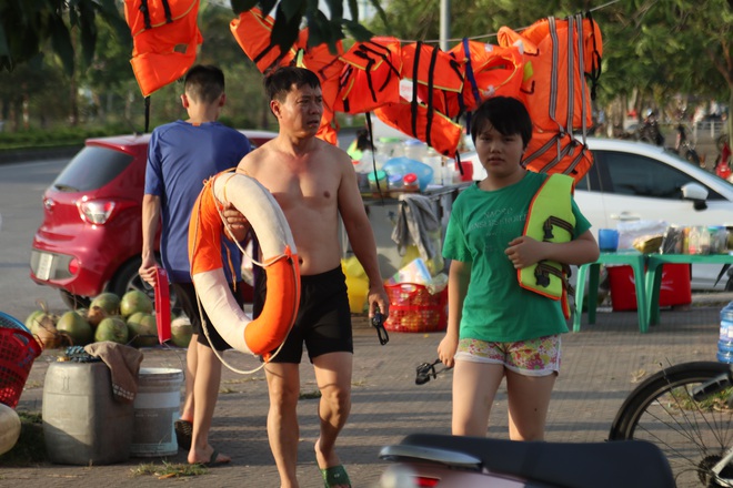 Nắng nóng, dân Nghệ An mang can nhựa, thùng xốp đổ xô ra sông Lam, kênh nước tắm - Ảnh 6.