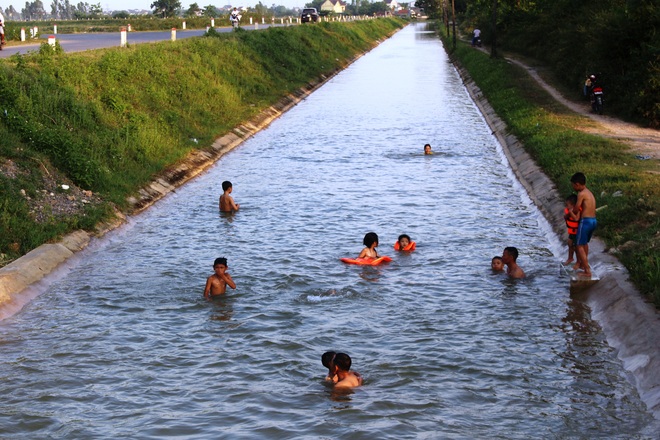 Nắng nóng, dân Nghệ An mang can nhựa, thùng xốp đổ xô ra sông Lam, kênh nước tắm - Ảnh 15.