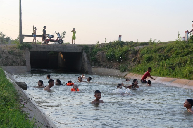 Nắng nóng, dân Nghệ An mang can nhựa, thùng xốp đổ xô ra sông Lam, kênh nước tắm - Ảnh 14.