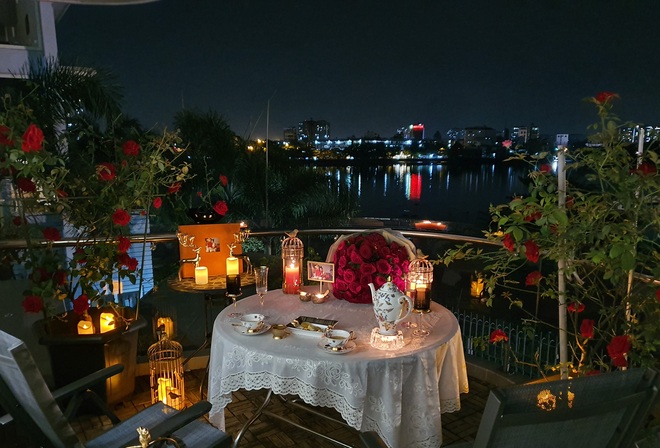 Vườn hồng khoe sắc ngọt ngào trên sân thượng của biệt thự xây trên mảnh đất 1300m² của cựu siêu mẫu Vũ Thu Phương ở Quận 2, Sài Gòn - Ảnh 2.