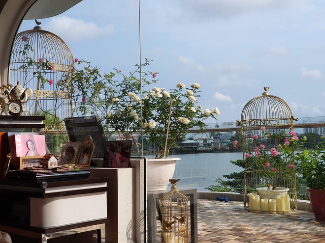 Vườn hồng khoe sắc ngọt ngào trên sân thượng của biệt thự xây trên mảnh đất 1300m² của cựu siêu mẫu Vũ Thu Phương ở Quận 2, Sài Gòn - Ảnh 3.