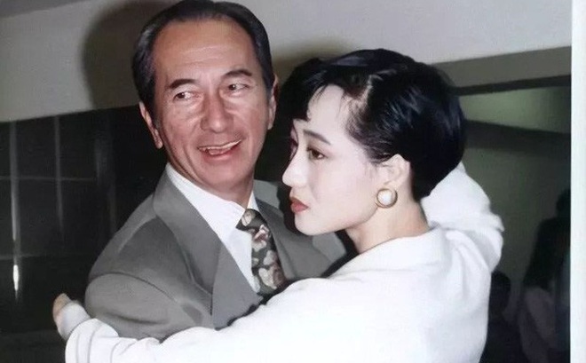 Mối tình giai thoại giữa ‘vua sòng bài’ Macau và bà xã Lý Liên Kiệt Mối tình giai thoại giữa ‘vua sòng bài’ Macau và bà xã Lý Liên Kiệt