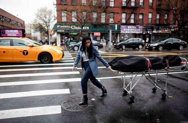 7 ngày qua ảnh: Cô gái kéo xác chết trên đường phố ở New York - Ảnh 3.