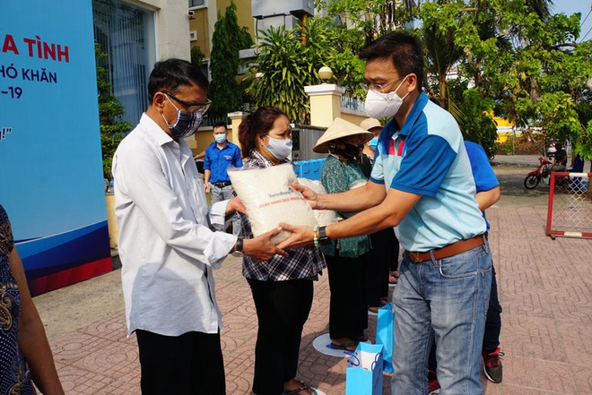 “Ngân hàng gạo nghĩa tình” của VietinBank đến với người nghèo TP.HCM - Ảnh 1.