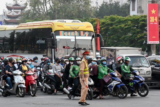 Người dân đổ về Hà Nội sau kỳ nghỉ khiến cao tốc Pháp Vân - Cầu Giẽ ùn ứ kéo dài hàng km - Ảnh 13.