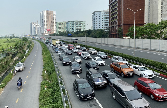 Người dân đổ về Hà Nội sau kỳ nghỉ khiến cao tốc Pháp Vân - Cầu Giẽ ùn ứ kéo dài hàng km - Ảnh 2.