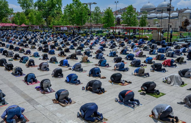 7 ng&agrave;y qua ảnh: Nh&acirc;n vi&ecirc;n tiệm l&agrave;m đẹp mặc đồ bảo hộ ph&ograve;ng COVID-19 - Ảnh 10.