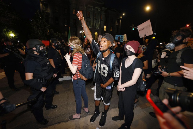 Video phóng viên da màu của CNN bị cảnh sát Mỹ bắt khi đang đưa tin trực tiếp biểu tình - Ảnh 7.