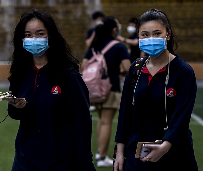 [Ảnh] Học sinh Hà Nội được kiểm tra thân nhiệt, phát khẩu trang miễn phí ngày đầu quay lại trường học - Ảnh 4.