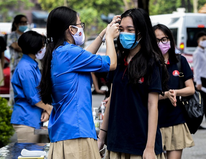 [Ảnh] Học sinh Hà Nội được kiểm tra thân nhiệt, phát khẩu trang miễn phí ngày đầu quay lại trường học - Ảnh 5.