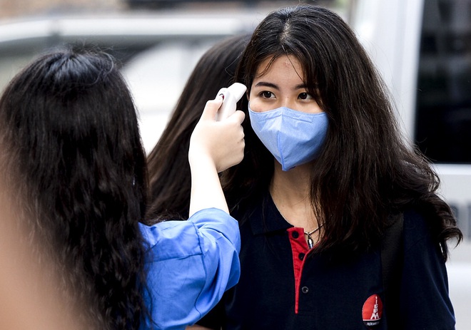 [Ảnh] Học sinh Hà Nội được kiểm tra thân nhiệt, phát khẩu trang miễn phí ngày đầu quay lại trường học - Ảnh 6.