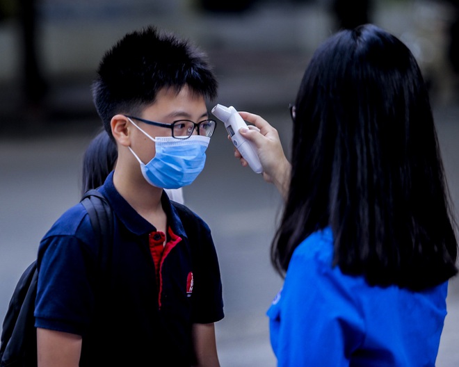 [Ảnh] Học sinh Hà Nội được kiểm tra thân nhiệt, phát khẩu trang miễn phí ngày đầu quay lại trường học - Ảnh 10.