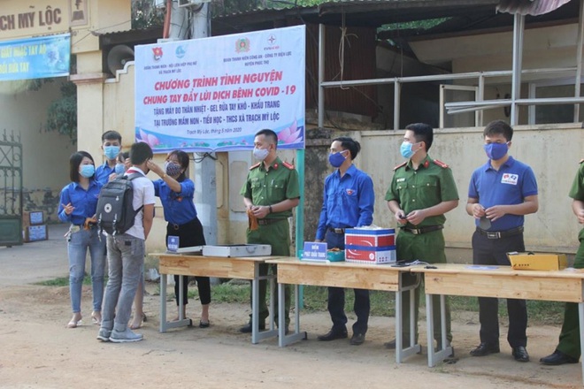 Thanh niên Thủ đô đồng hành cùng học sinh, sinh viên trở lại trường - Ảnh 1.