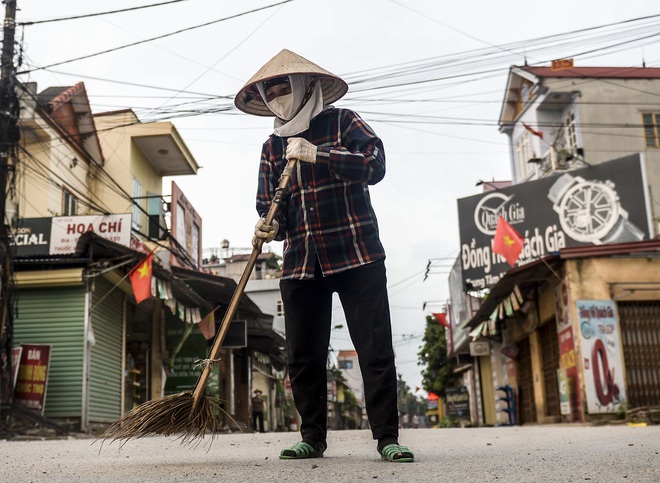 [ẢNH] Người dân Hạ Lôi phấn khởi, dọn dẹp nhà cửa  trước giờ dỡ lệnh cách ly 0h đêm nay - Ảnh 8.