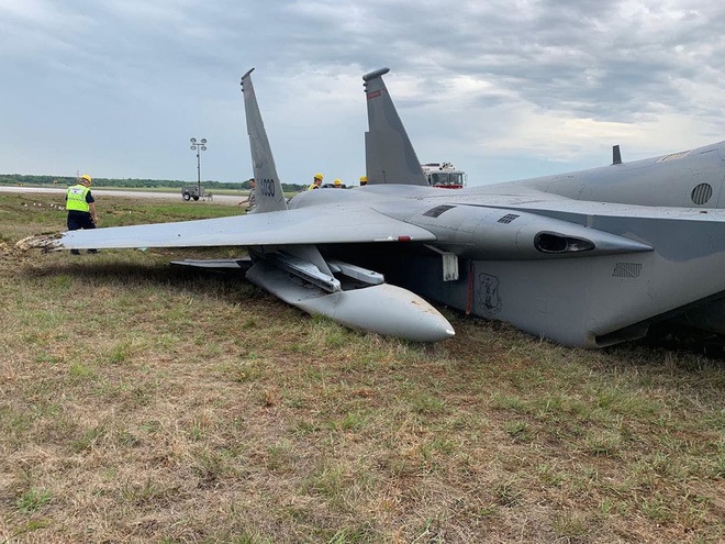 NÓNG: Chiến đấu cơ bảo vệ Tổng thống Trump gặp họa lớn, đâm xuống đất gãy cả mũi - Ảnh 3.