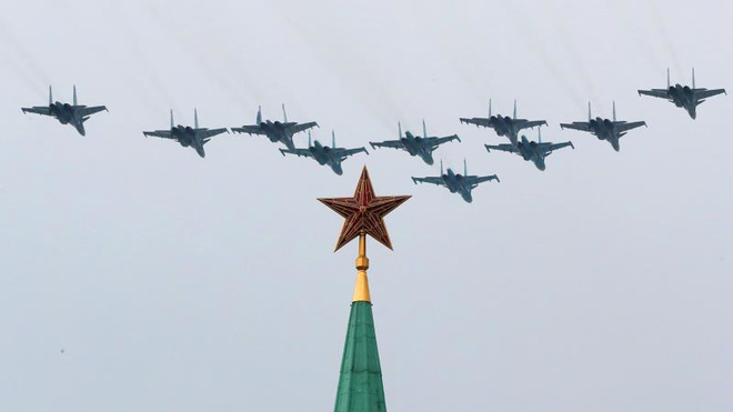 Cường kích Su-25 vẽ quốc kỳ Nga tuyệt đẹp diễn tập kỷ niệm Ngày Chiến thắng - Ảnh 5.