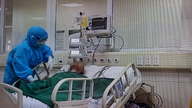 BS kể chuyện điều trị bệnh nhân Covid-19 nặng: 8 người thay nhau ép tim, rã rời tay! - Ảnh 2. BS kể chuyện điều trị bệnh nhân Covid-19 nặng: 8 người thay nhau ép tim, rã rời tay! - Ảnh 2.