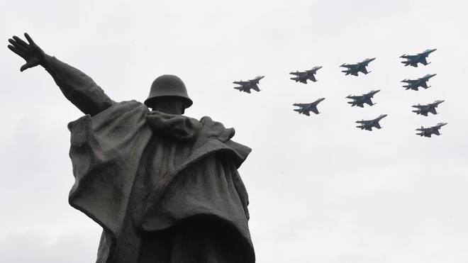 Cường kích Su-25 vẽ quốc kỳ Nga tuyệt đẹp diễn tập kỷ niệm Ngày Chiến thắng - Ảnh 9.