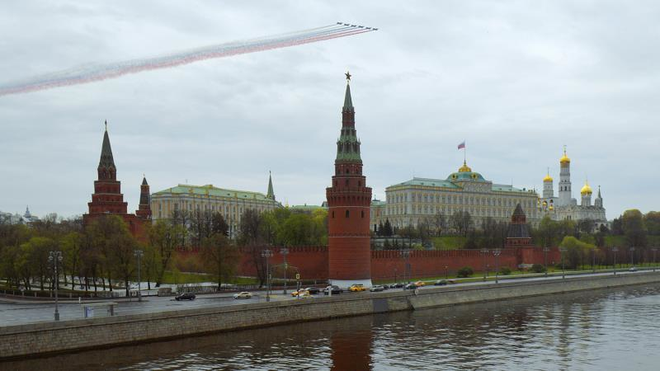 Cường kích Su-25 vẽ quốc kỳ Nga tuyệt đẹp diễn tập kỷ niệm Ngày Chiến thắng - Ảnh 10.