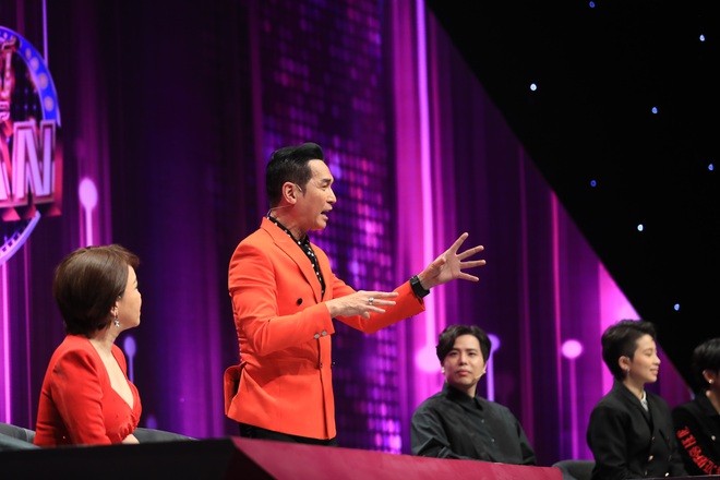 Quyền Linh ng&atilde; ngửa v&igrave; nhảy theo danh ca 64 tuổi Nguyễn Hưng tr&ecirc;n s&oacute;ng truyền h&igrave;nh - Ảnh 6.