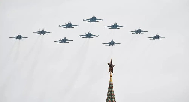 Su-57 Nga tham chiến thành công tại Syria, ngạo nghễ mừng Ngày Chiến Thắng ở Moscow - Ảnh 1.