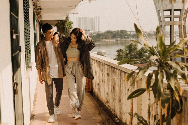 Cặp đôi chụp ảnh lãng mạn, nhưng nụ cười của cô bán cá lọt vào khung hình lại chiếm trọn spotlight - Ảnh 10. Cặp đôi chụp ảnh lãng mạn, nhưng nụ cười của cô bán cá lọt vào khung hình lại chiếm trọn spotlight - Ảnh 10.