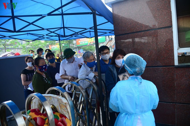 Người dân chen chúc đến khám tại các bệnh viện ở Hà Nội sau cách ly; Bệnh nhân COVID-19 cao tuổi nhất của Việt Nam đã khỏi bệnh - Ảnh 2.