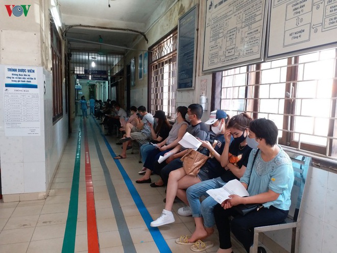 Người dân chen chúc đến khám tại các bệnh viện ở Hà Nội sau cách ly; Bệnh nhân COVID-19 cao tuổi nhất của Việt Nam đã khỏi bệnh - Ảnh 4.