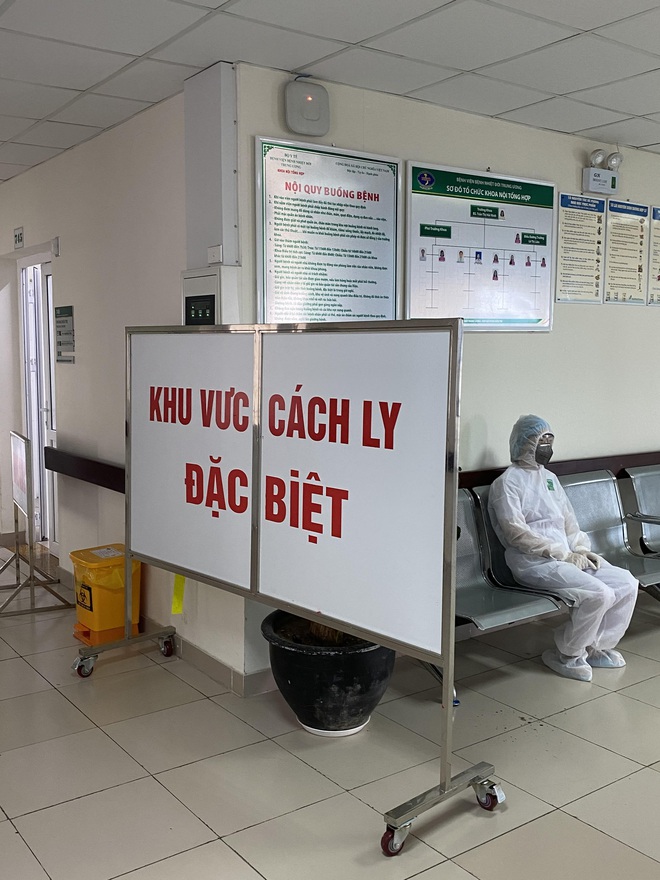 Cậu bé 10 tuổi tái dương tính với SARS-CoV-2 sau 25 ngày xuất viện; CDC Hà Nội đã nâng giá gấp 3 lần khi mua máy xét nghiệm COVID-19 - Ảnh 1.