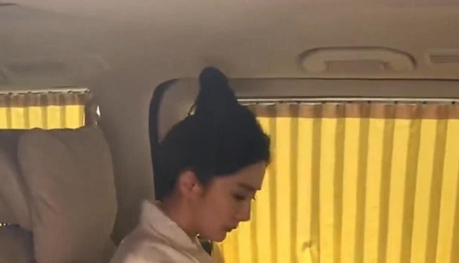  Dương Mịch khiến dân tình dậy sóng khi bị tố chảnh choẹ, vứt ô về phía trợ lý và các fan tại phim trường  - Ảnh 6.