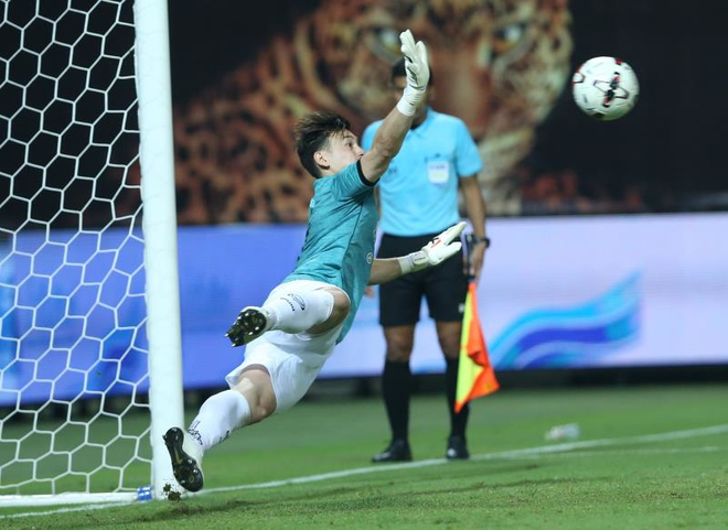 Văn Lâm, Văn Hậu tập chay nửa năm, HLV Park Hang Seo thêm âu lo? - Ảnh 2.