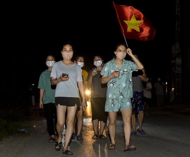 Sau thông báo dỡ bỏ lệnh cách ly, người dân thôn Hạ Lôi ăn mừng bằng vung xoong - Ảnh 15.