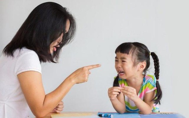 Không cần quát mắng, 16 câu nói áp dụng cho mọi trường hợp cha mẹ nào cũng nên biết để con nghe lời hơn - Ảnh 1.