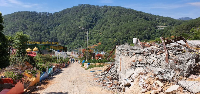 Cận cảnh việc tháo dỡ Khu du lịch Vườn Thượng Uyển Bay chui ngay cửa ngõ Đà Lạt - Ảnh 2.