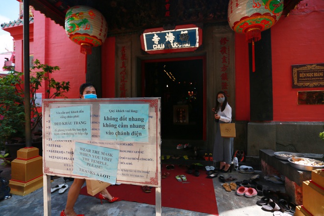 Người Sài Gòn xếp hàng trật tự, đeo khẩu trang dự Lễ Phật đản ở chùa Ngọc Hoàng, nơi ông Obama từng ghé thăm - Ảnh 8.