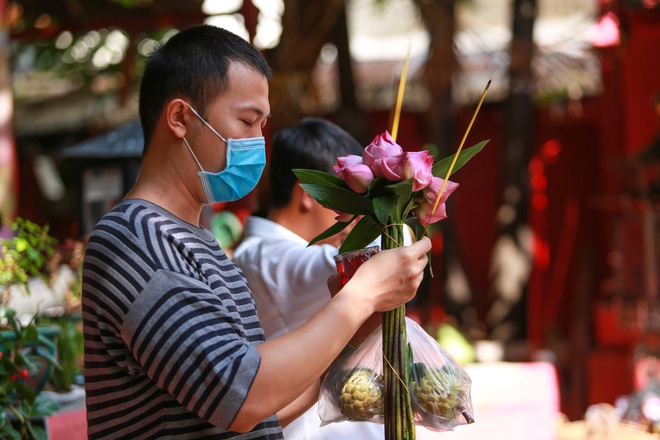 Người Sài Gòn xếp hàng trật tự, đeo khẩu trang dự Lễ Phật đản ở chùa Ngọc Hoàng, nơi ông Obama từng ghé thăm - Ảnh 13.