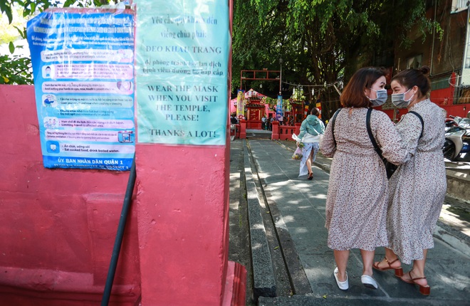 Người Sài Gòn xếp hàng trật tự, đeo khẩu trang dự Lễ Phật đản ở chùa Ngọc Hoàng, nơi ông Obama từng ghé thăm - Ảnh 3.