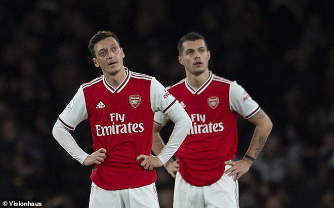 Nội chiến Arsenal: Ông chủ bắt cầu thủ giảm lương dù lãi lớn, Ozil cầm đầu 