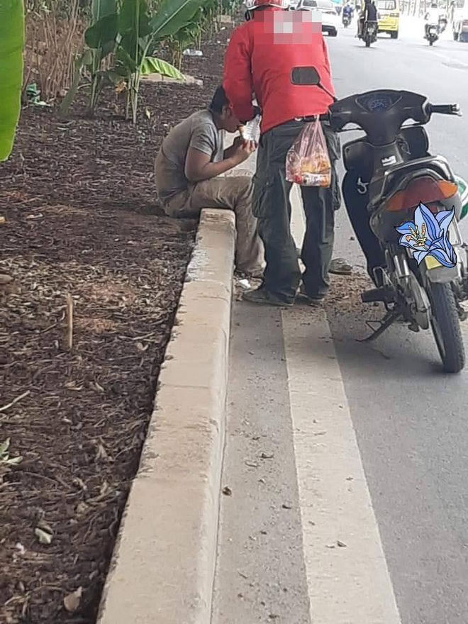 Thấy người nằm lả bên đường, tài xế xe ôm đem tặng bánh mỳ và chai nước, hành động sau đó càng gây xúc động - Ảnh 3.