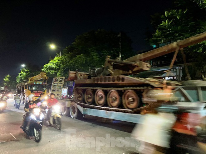 Hồi hộp xem MiG-21 và ‘vua chiến trường’ chui qua cổng Kinh thành Huế - Ảnh 6.