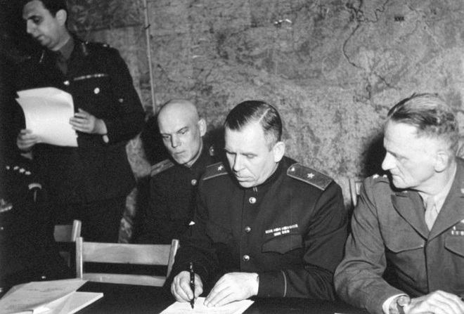 Sự tình việc văn bản đầu hàng của Đức Quốc xã được ký hai lần - Ảnh 1.