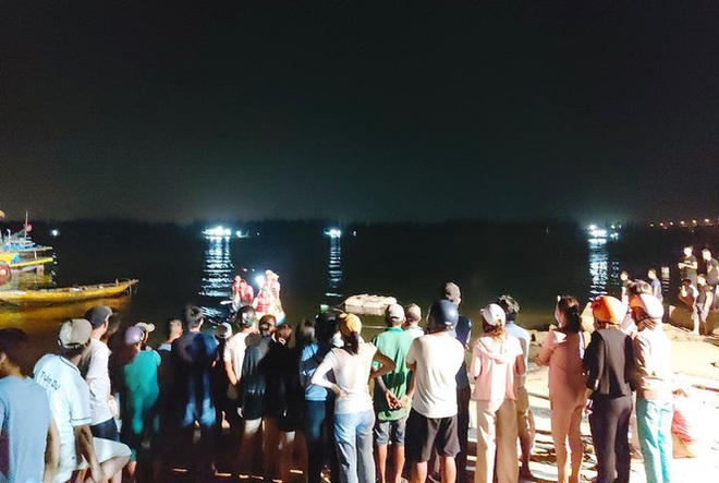 Vụ lật ghe 5 người chết ở Quảng Nam: Thâu đêm giăng lưới tìm nạn nhân mất tích - Ảnh 1.