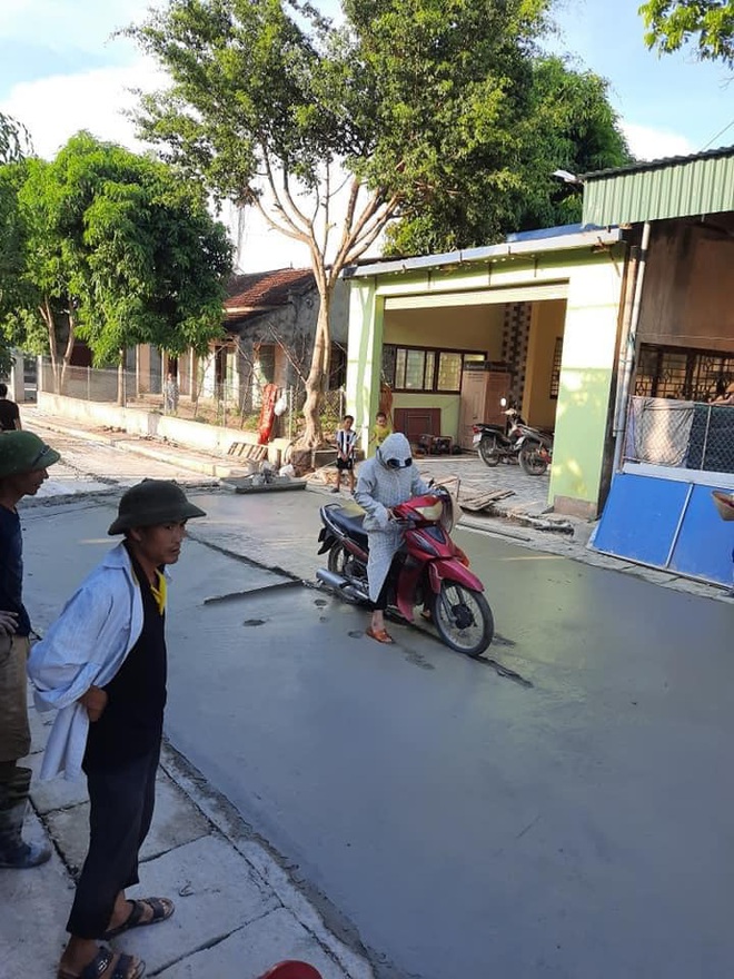 Lao xe vào đoạn đường đang làm, cô gái cười cay đắng trong ánh mắt tóe lửa của bao người - Ảnh 1.