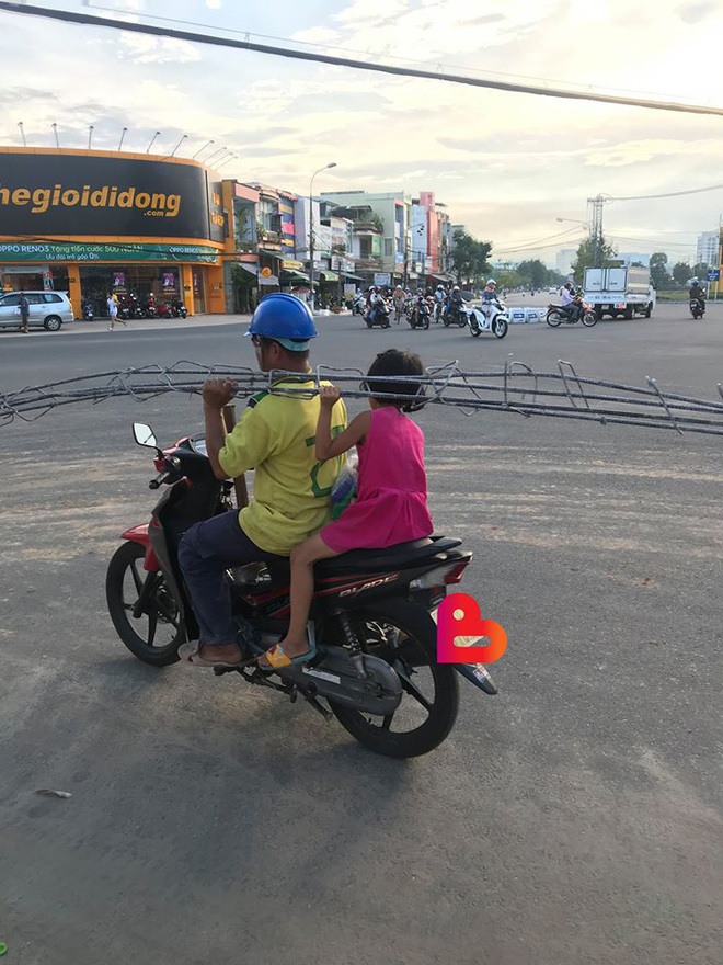 Ngày tết thiếu nhi đi làm cùng bố, bé gái có hành động phụ việc khiến nhiều người bất ngờ - Ảnh 3.