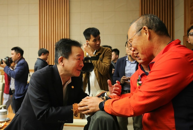Bất ngờ bắt tay bầu Hiển, thầy Park mới là điểm nhấn trong trận cầu kỳ lạ của Hà Nội - Ảnh 2.