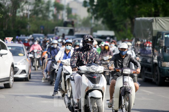 Người dân Hà Nội khổ sở ra đường trong ngày đầu đợt cao điểm nắng nóng - Ảnh 2.